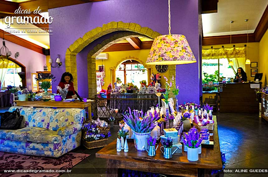 Não deixe de conhecer a bela e simpática loja do Le Jardin, com uma grande variedade de produtos de lavanda, entre outros. Não deixe de conhecer a bela e simpática loja do Le Jardin, com uma grande variedade de produtos de lavanda, entre outros.