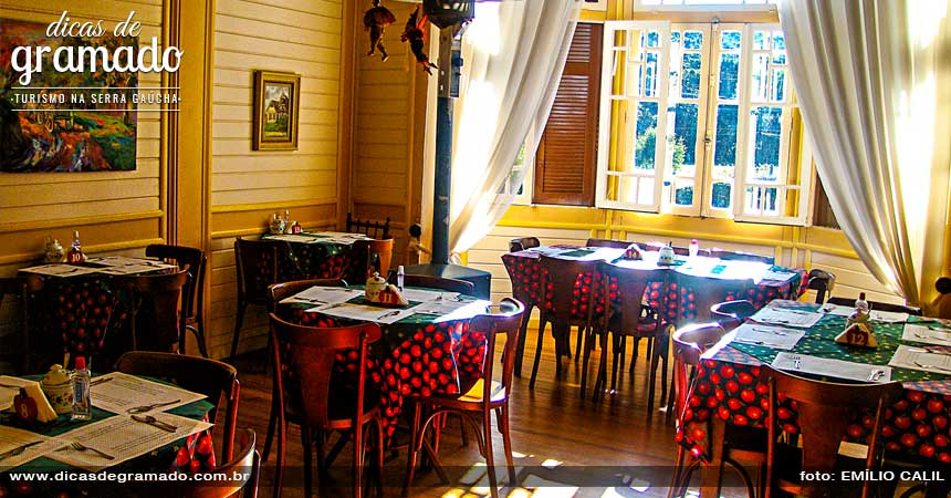 As mesas da casa de chá do Castelinho, esperando você para provar o strudel. As mesas da casa de chá do Castelinho, esperando você para provar o strudel.