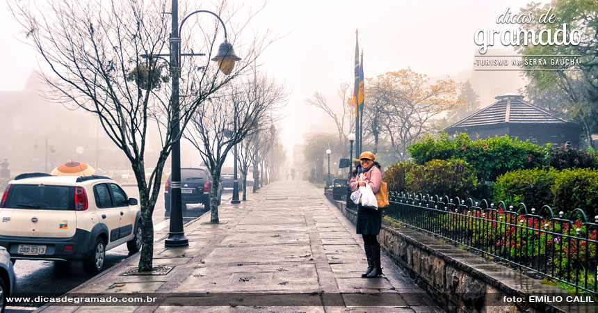 Com chances de neve já no outono, o frio promete chegar com tudo na Serra Gaúcha. Veja dicas de roupas para usar em Gramado e ótimos passeios de inverno. Com chances de neve já no outono, o frio promete chegar com tudo na Serra Gaúcha. Veja dicas de roupas para usar em Gramado e ótimos passeios de inverno.
