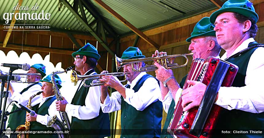 Apresentação de show e bandas de músicas típicas na Festa da Colônia. Apresentação de show e bandas de músicas típicas na Festa da Colônia.