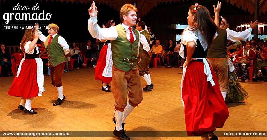 Apresentações de danças típicas na Festa da Colônia. Apresentações de danças típicas na Festa da Colônia.