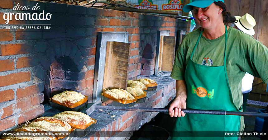 Pães e cucas assados no forno. Pães e cucas assados no forno.
