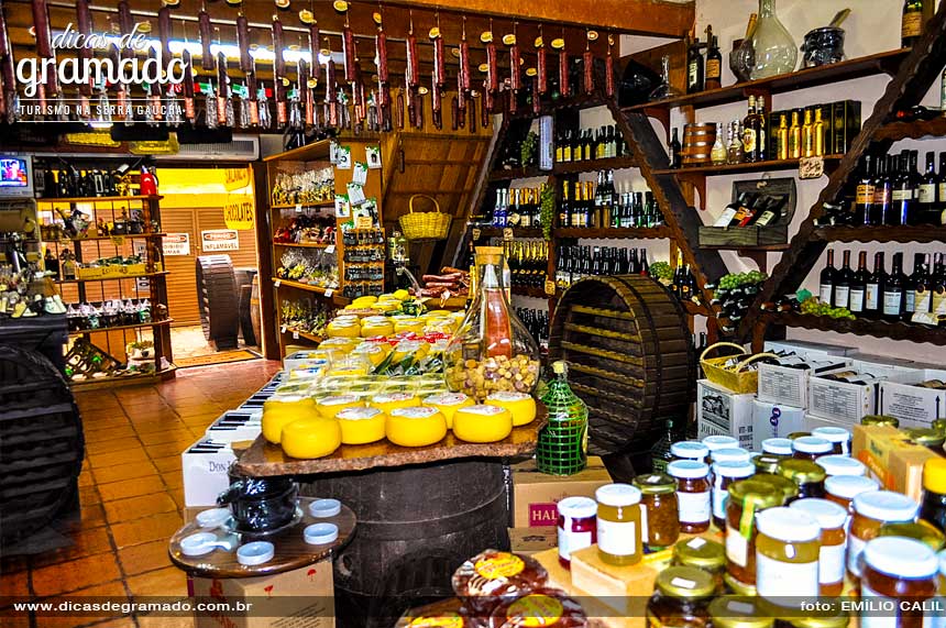 Empório com queijos, vinhos, chocolates e várias especiarias. Parada obrigatória para quem vai à Canela. Empório com queijos, vinhos, chocolates e várias especiarias. Parada obrigatória para quem vai à Canela.