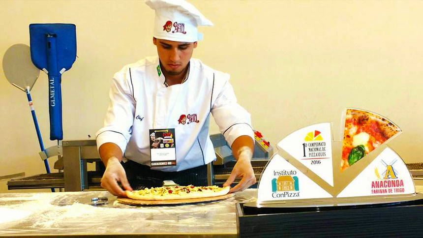 Igor Venicius Candido, pizzaiolo da Pizzaria Cara de Mau, de Gramado, figurou entre os cinco melhores do país em campeonato realizado em São Paulo. Igor Venicius Candido, pizzaiolo da Pizzaria Cara de Mau, de Gramado, figurou entre os cinco melhores do país em campeonato realizado em São Paulo.