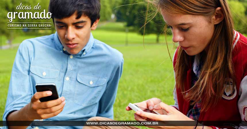 Adolescentes ficarão grudados no celular durante toda a viagem. Não lute contra isso. Adolescentes ficarão grudados no celular durante toda a viagem. Não lute contra isso.