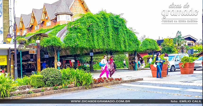 Gramado em fevereiro: Use roupas mais leves, mas traga roupas de frio para eventualidades. Gramado em fevereiro: Use roupas mais leves, mas traga roupas de frio para eventualidades.